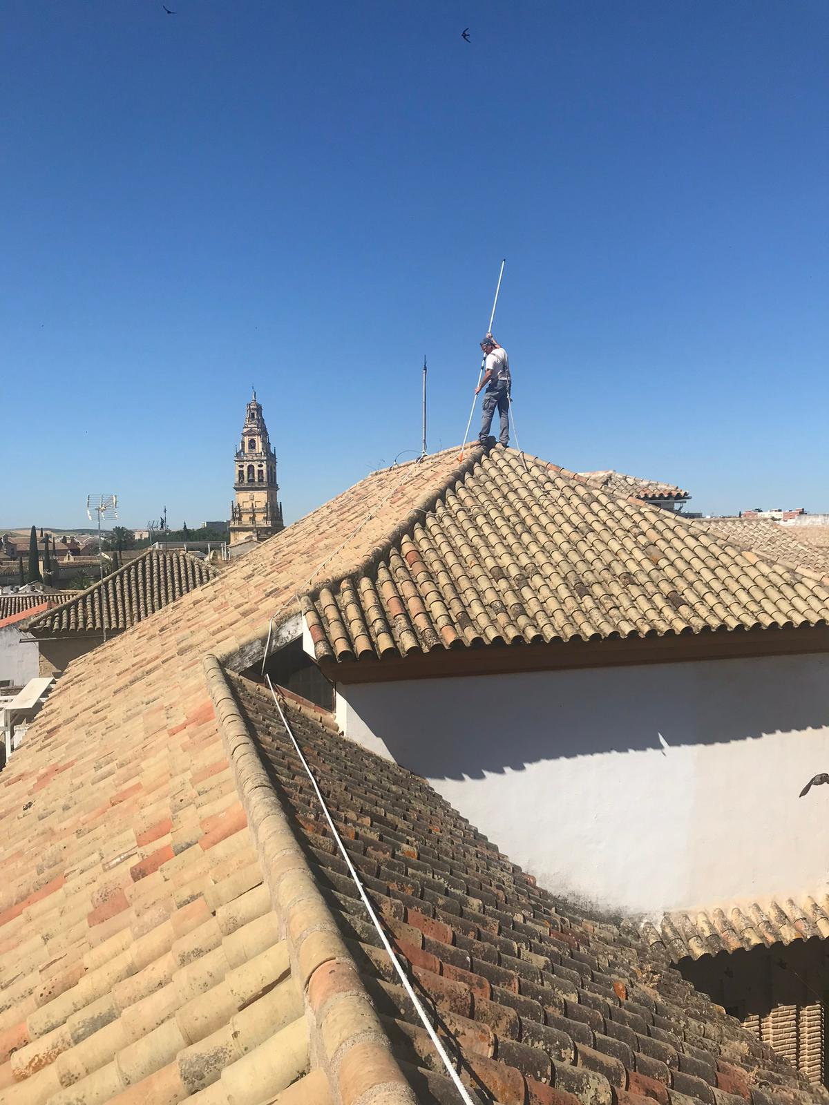Trabajo en tejado en Córdoba con la Mezquita al fondo